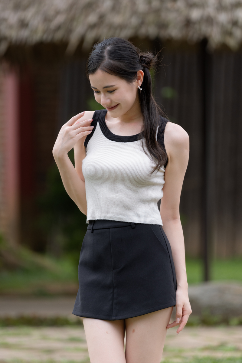 [BACKORDER 2] Ranae Curve Hem Skort Black