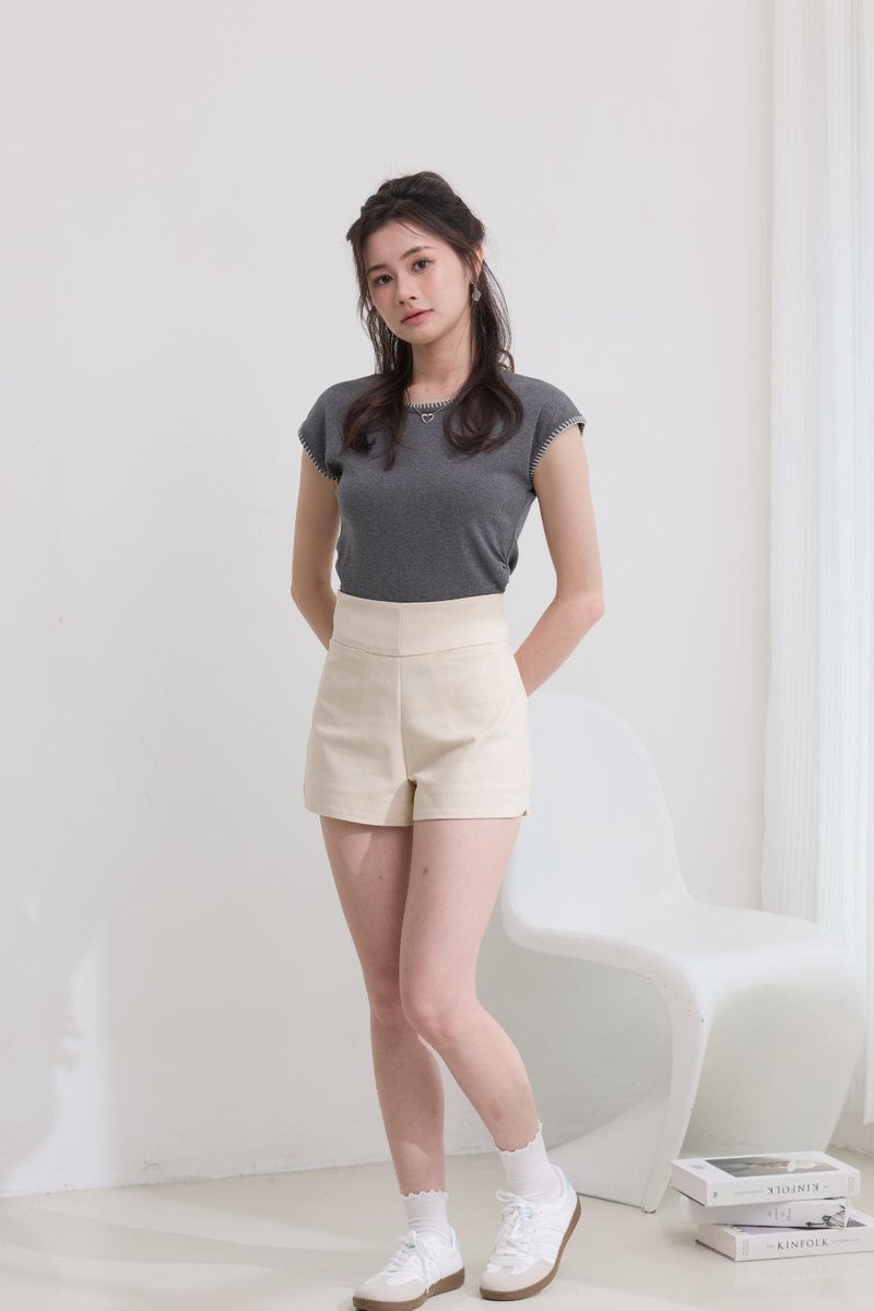 Elara Curve Shorts Beige