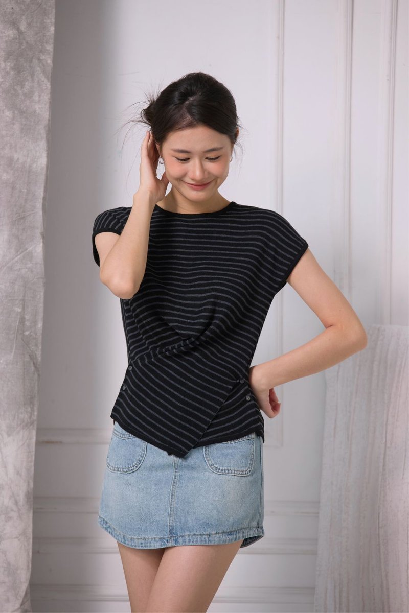 Aria Twist Hem Knit Top Black