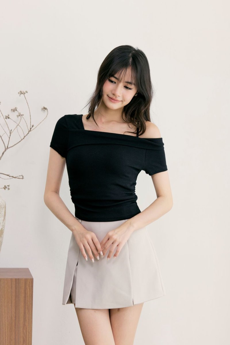 Selena Assymatric Shoulder Top Black