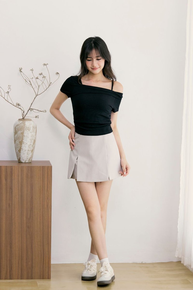 Selena Assymatric Shoulder Top Black